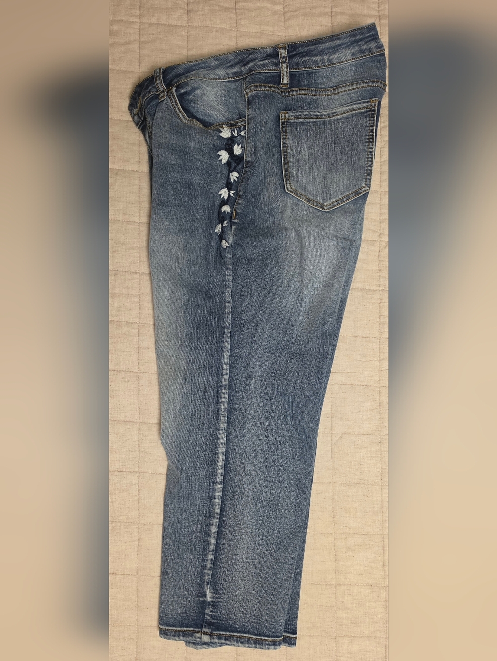 Earl Jeans Cropped Jeans with White Floral Embroidery Size 14 - Picture 3 of 8